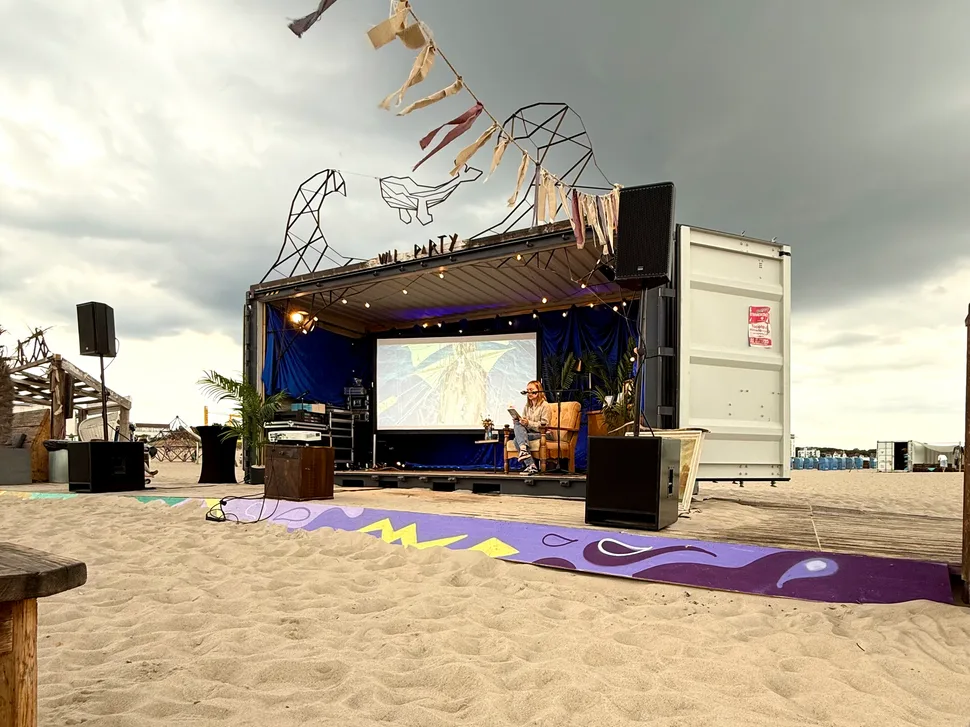 Jessica Benjatschek bei Multimedialer Lesung am Strand